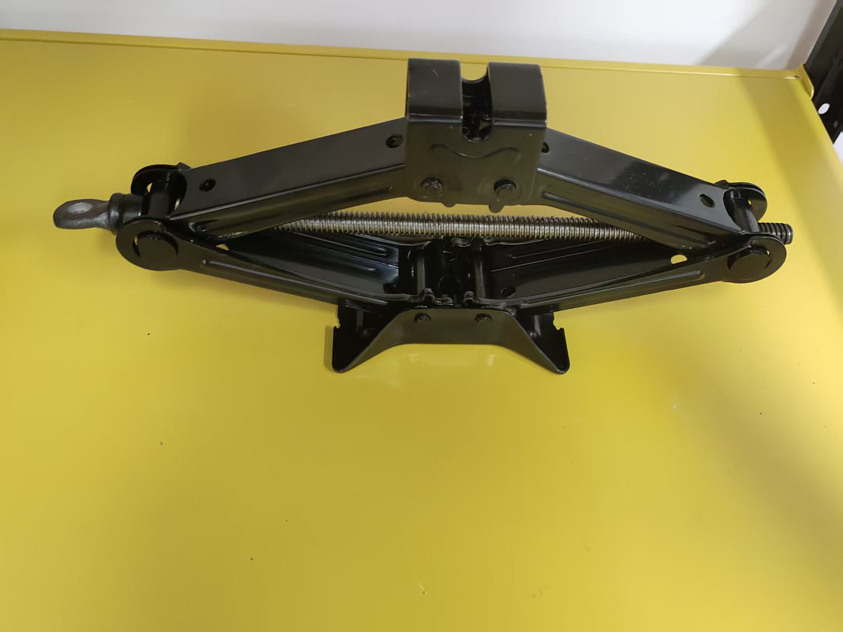 China Steel 1.5T 2T 2.5T Manual Scissor Car Jack Portable Auto Repair Jack for Sedan SUV