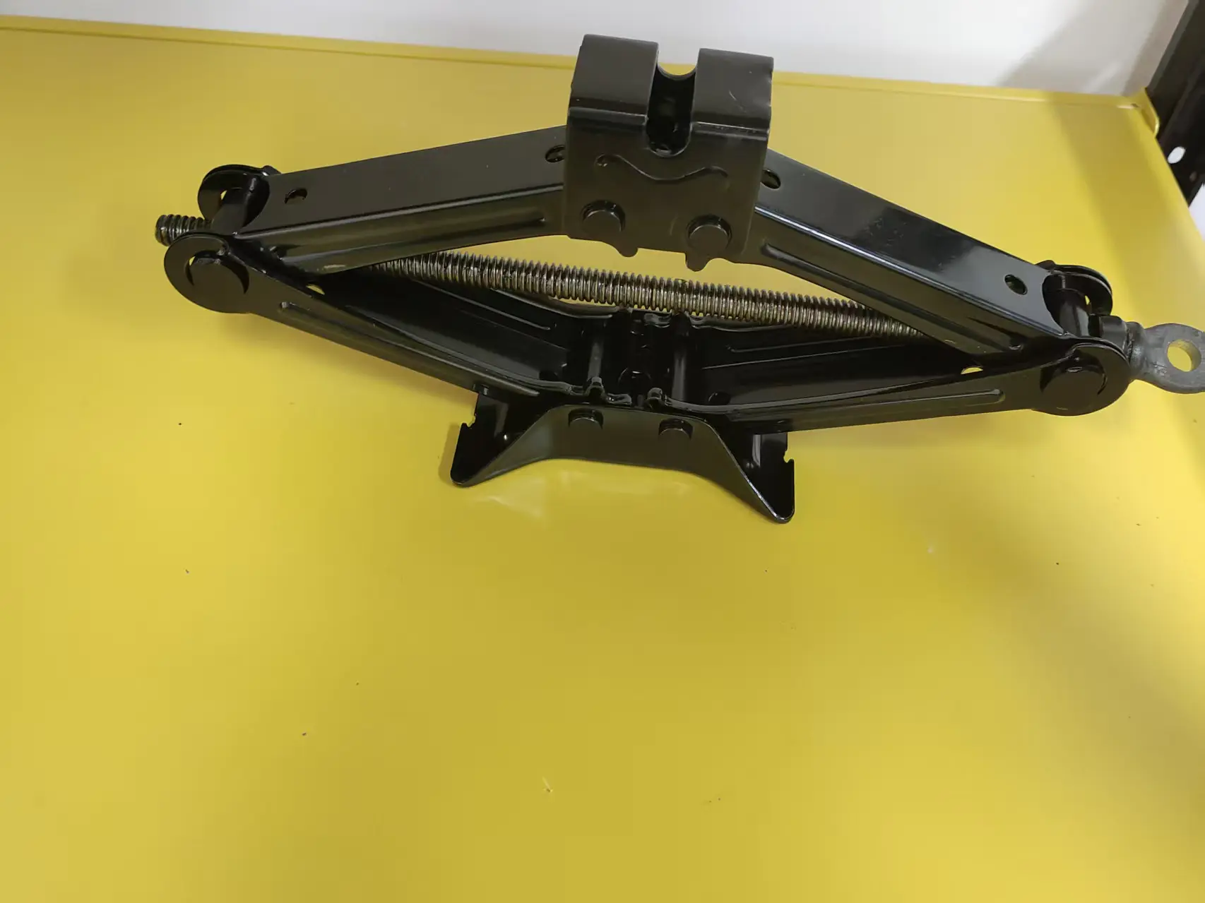 China Steel 1.5T 2T 2.5T Manual Scissor Car Jack Portable Auto Repair Jack for Sedan SUV