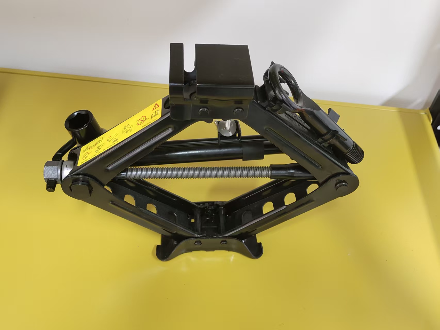 China Steel 1.5T 2T 2.5T Manual Scissor Car Jack Portable Auto Repair Jack for Sedan SUV