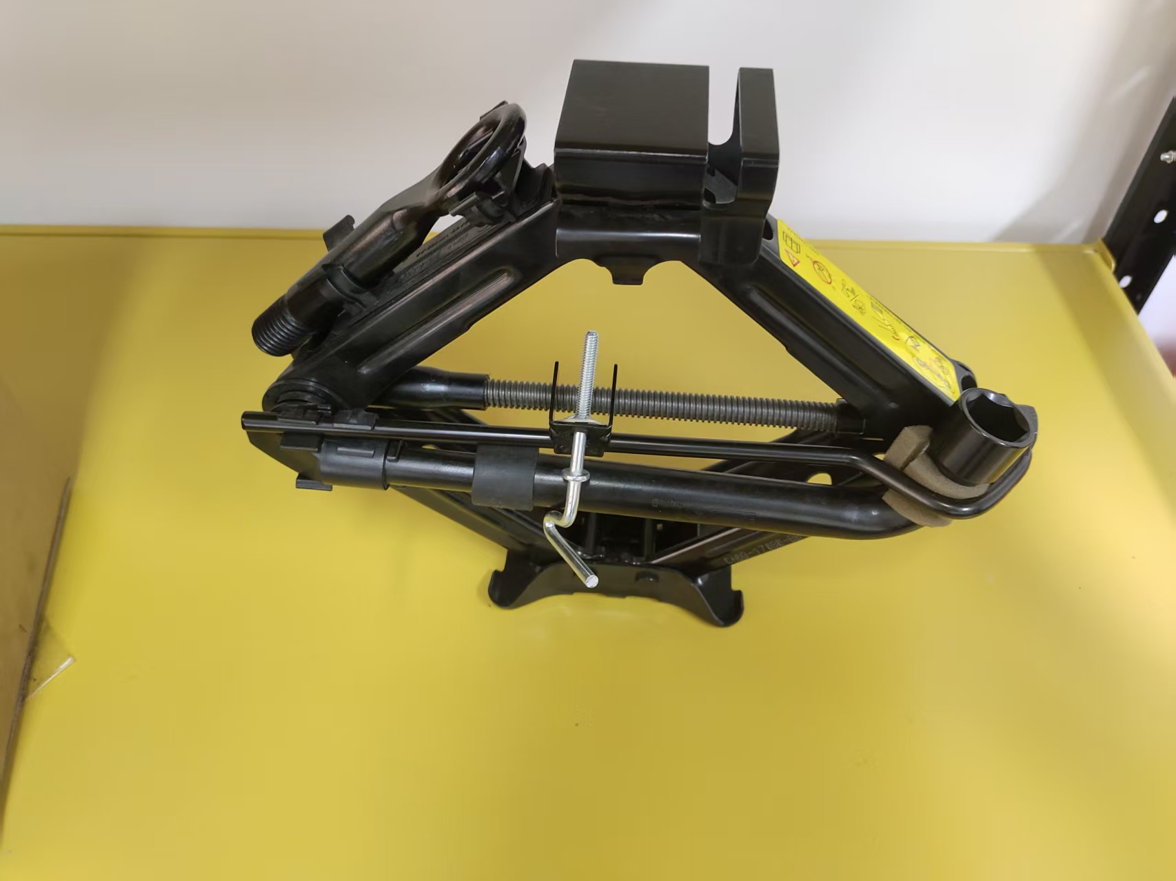 China Steel 1.5T 2T 2.5T Manual Scissor Car Jack Portable Auto Repair Jack for Sedan SUV