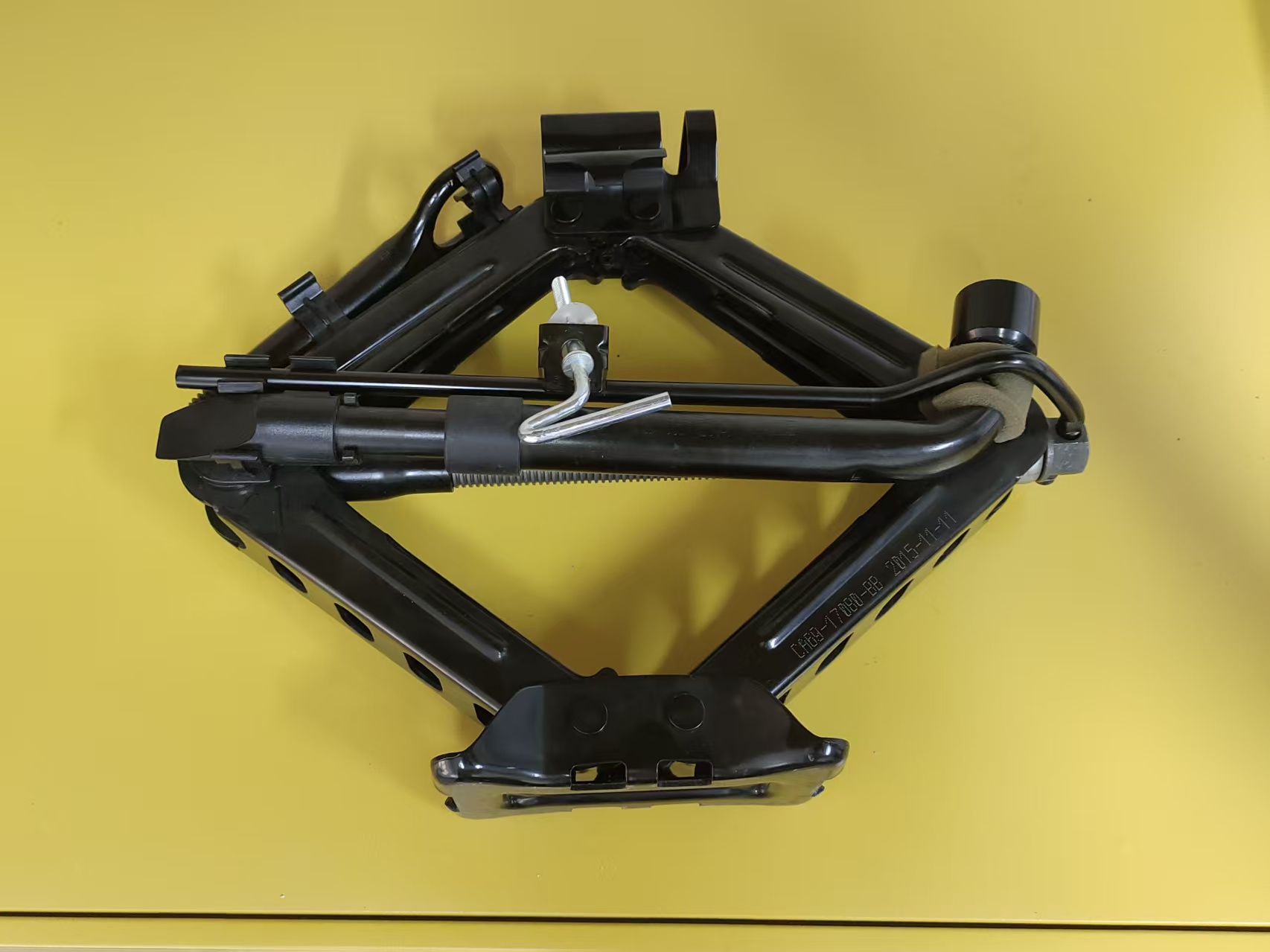 China Steel 1.5T 2T 2.5T Manual Scissor Car Jack Portable Auto Repair Jack for Sedan SUV